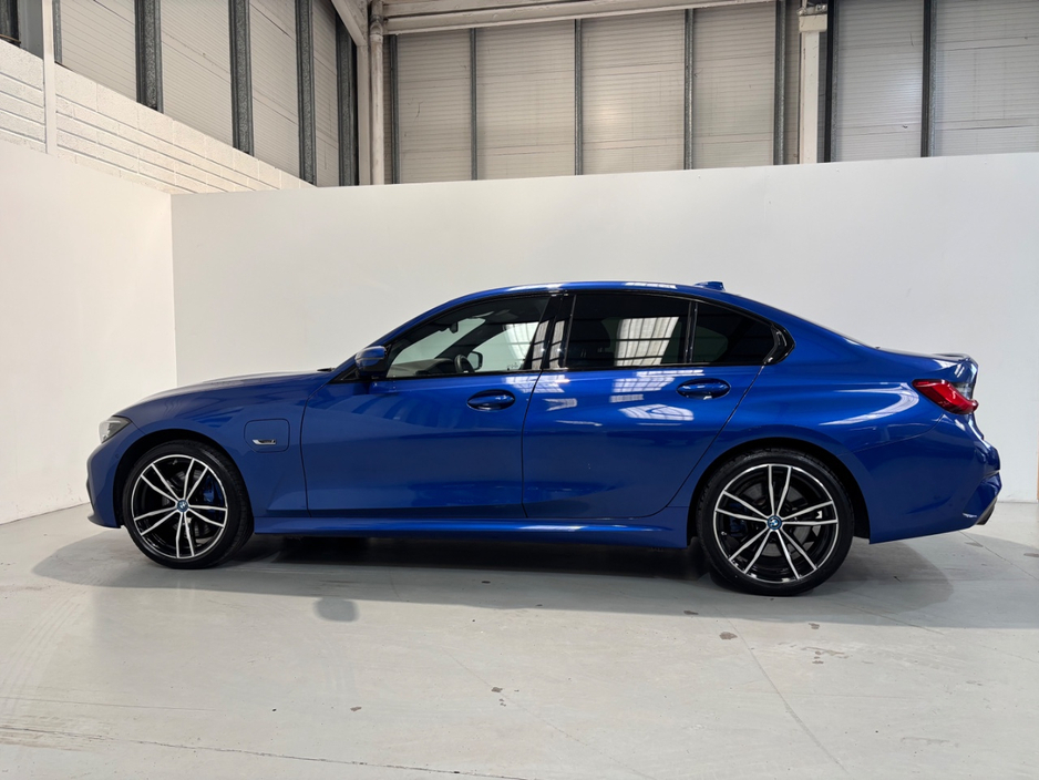 2022 BMW 3 Series - image 4