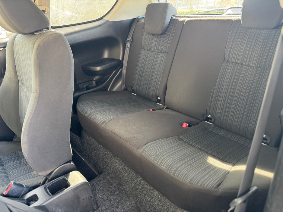 2014 Suzuki Swift - image 18