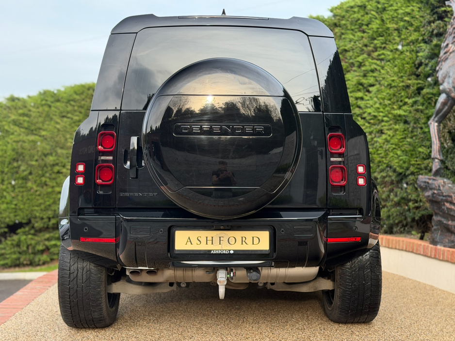 2025 Land Rover Defender - image 9
