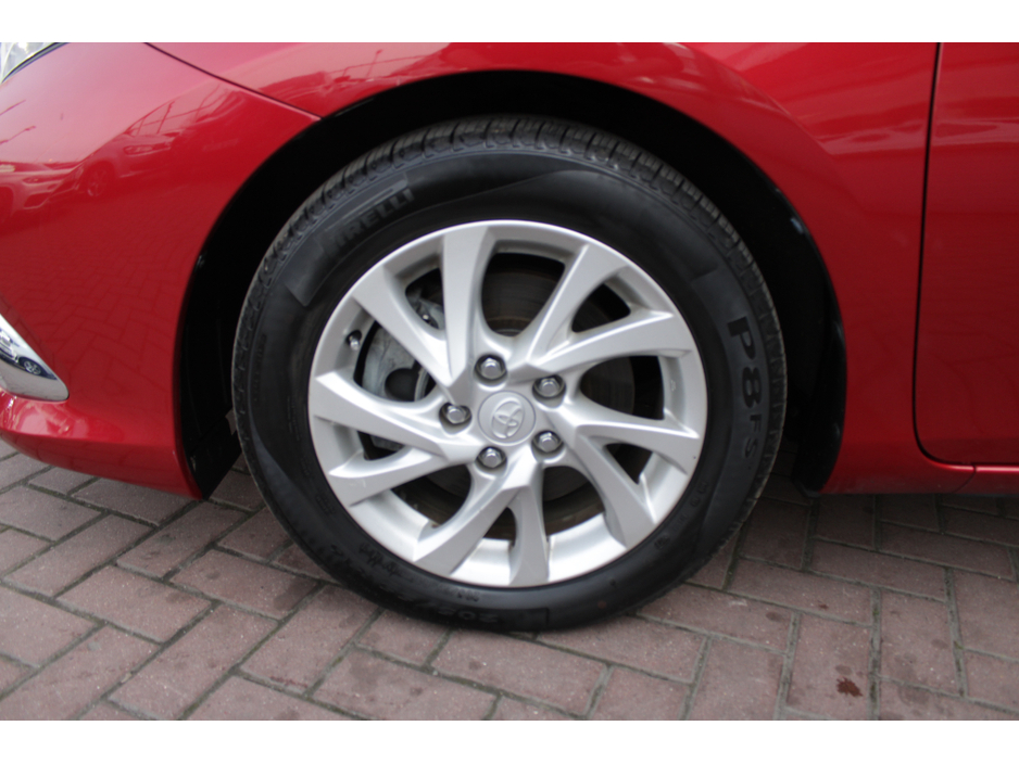 2017 Toyota Auris - image 22