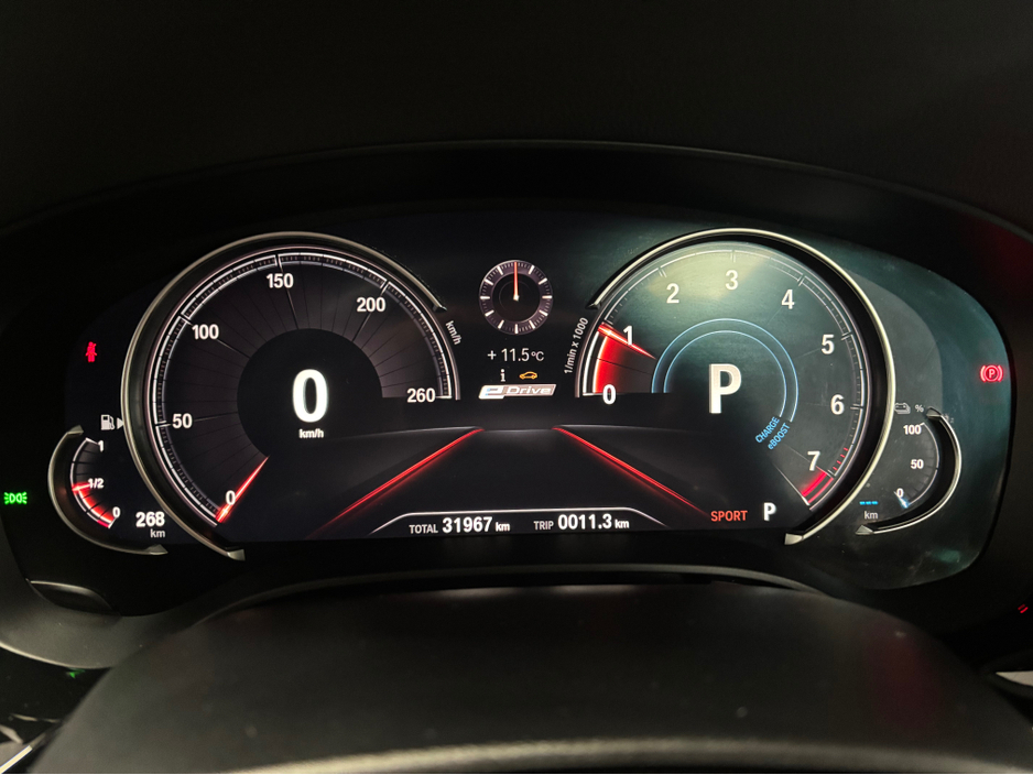 2018 BMW 5 Series - image 12