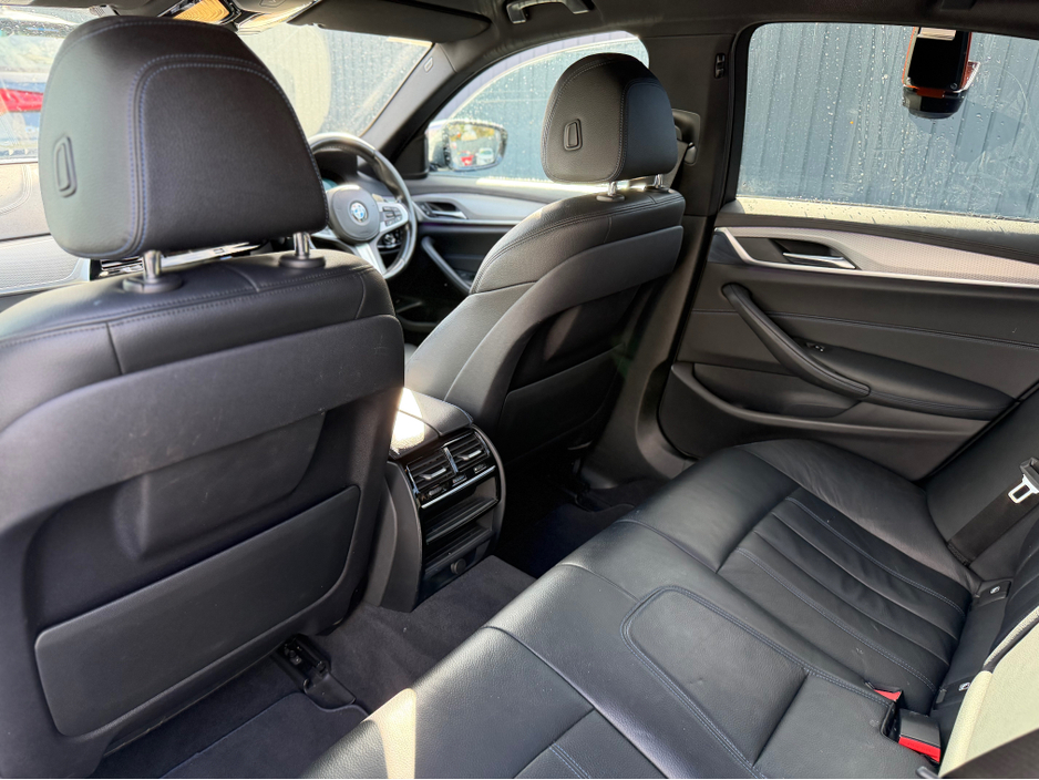 2018 BMW 5 Series - image 39