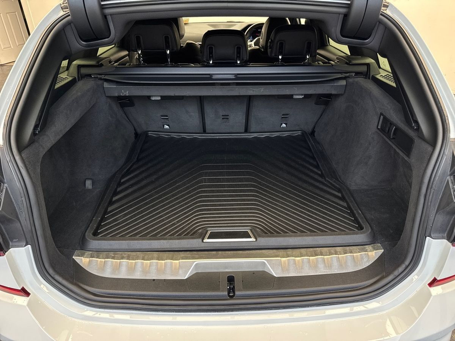 2022 BMW 3 Series - image 9