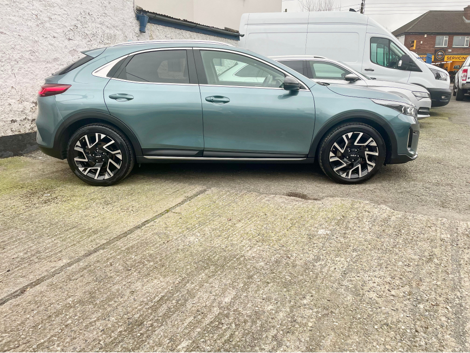 2023 Kia XCeed - image 4