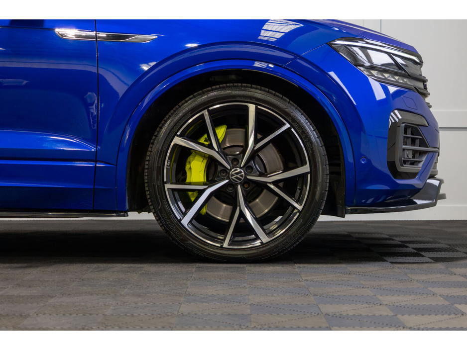 2021 Volkswagen Touareg - image 7