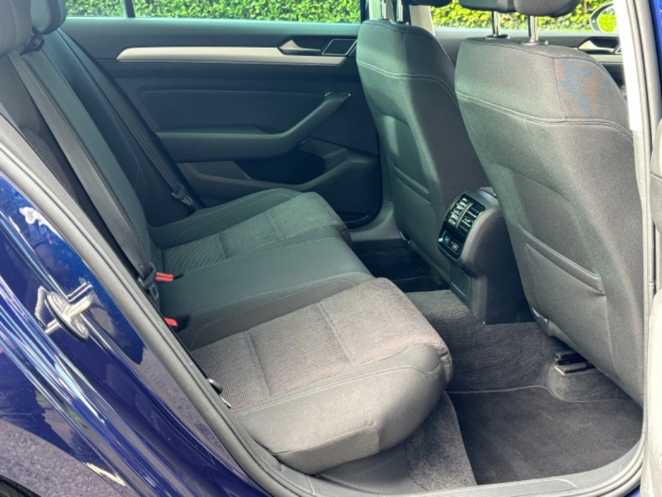 2018 Volkswagen Passat - image 9