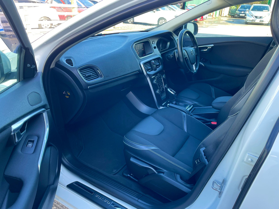 2019 Volvo V40 - image 16