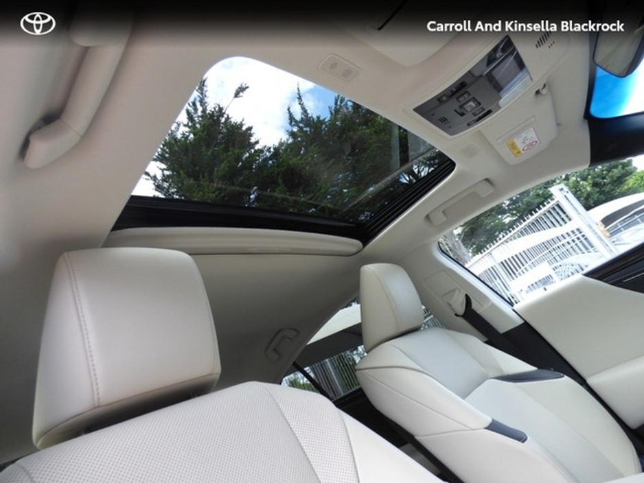 2025 Lexus ES 300 H - image 9