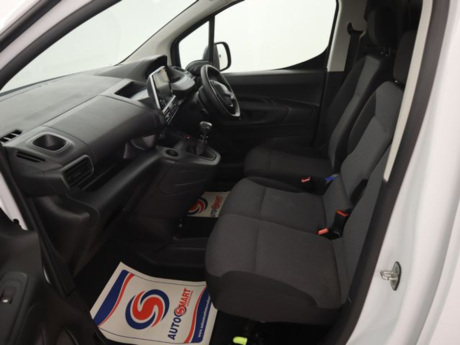 2022 Peugeot Partner - image 14