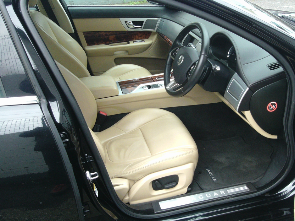 2014 Jaguar XF - image 7