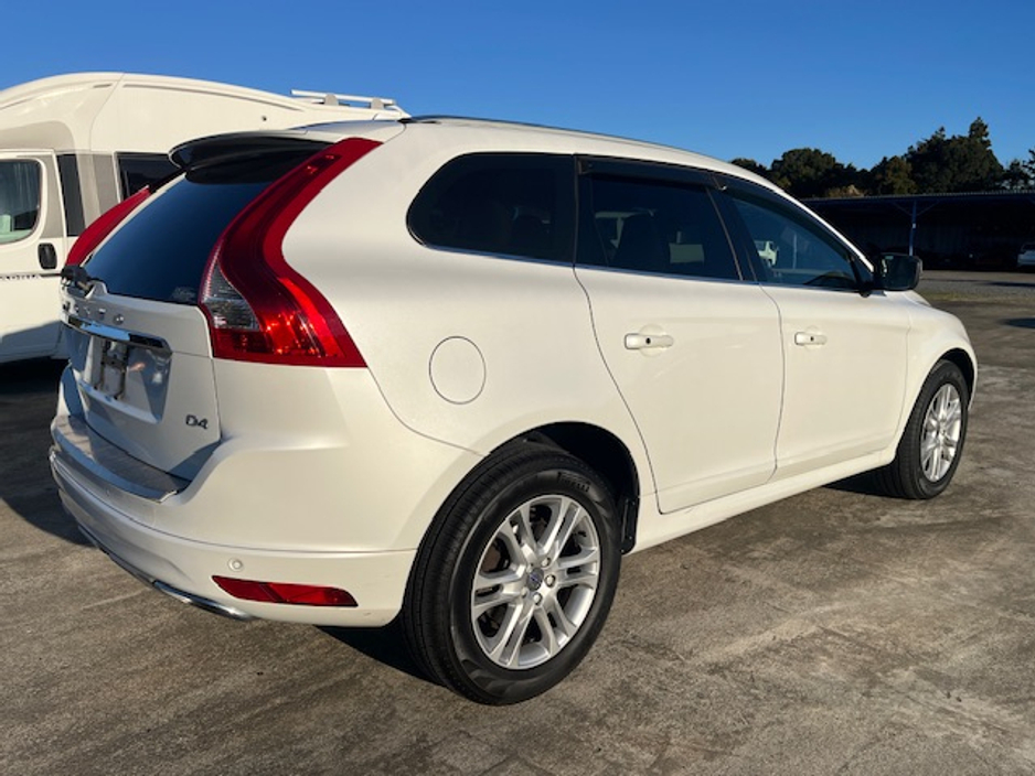 2016 Volvo XC60 - image 4