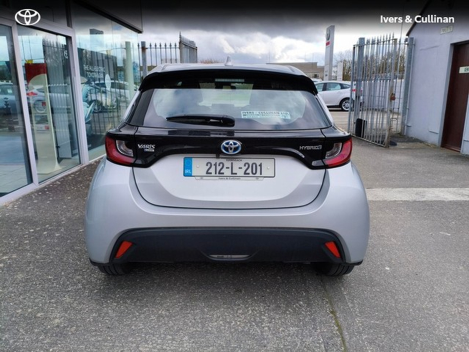 2021 Toyota Yaris - image 9