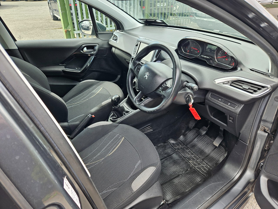 2014 Peugeot 208 - image 7