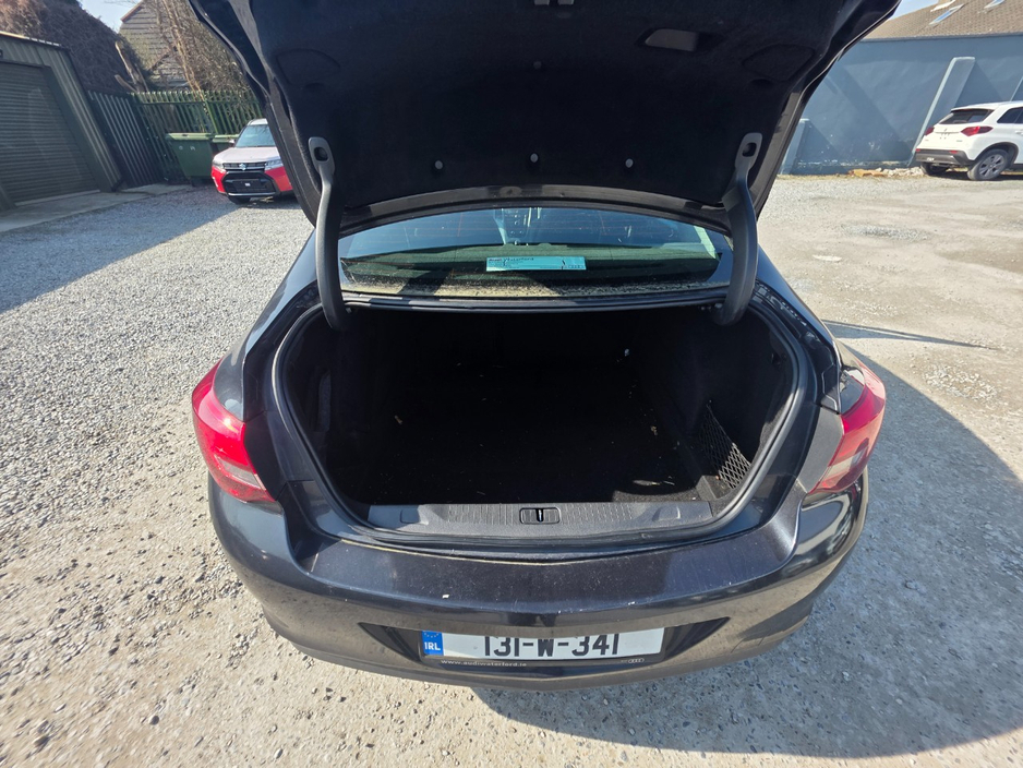 2013 Opel Astra - image 11