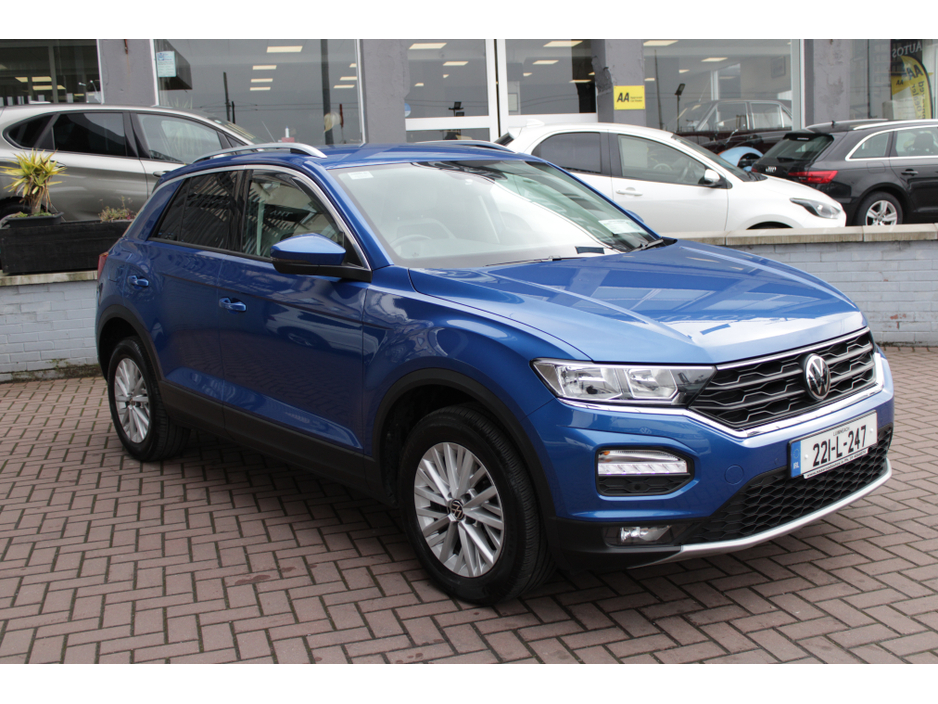 2022 Volkswagen T-Roc - image 2