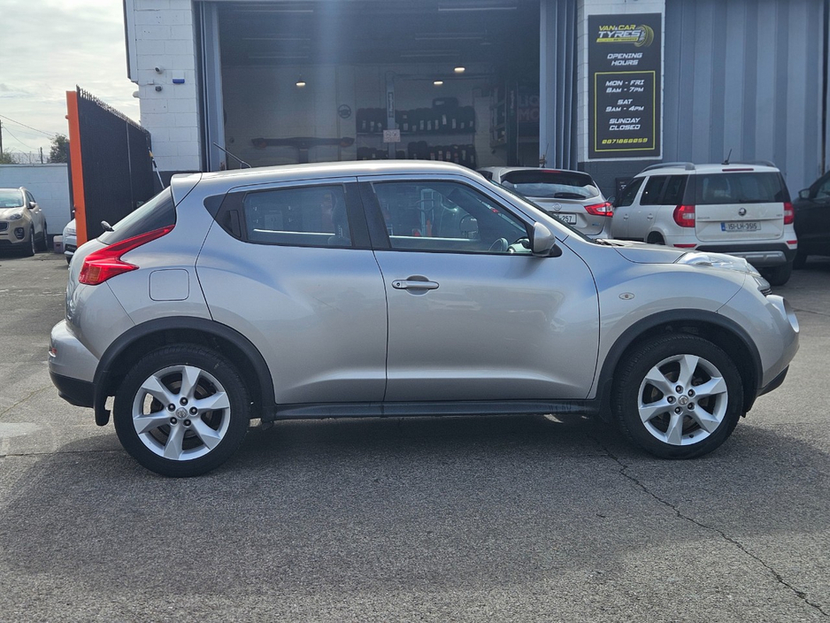 2011 Nissan Juke - image 2