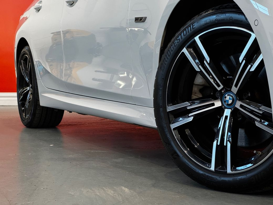 2023 BMW 3 Series - image 2