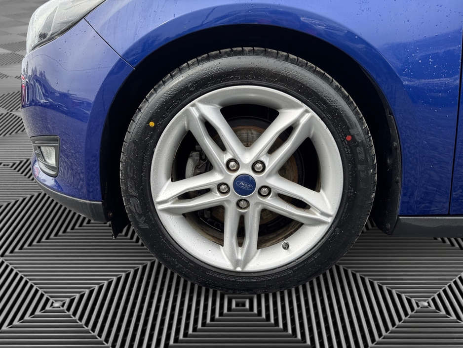 2016 Ford Focus - image 9