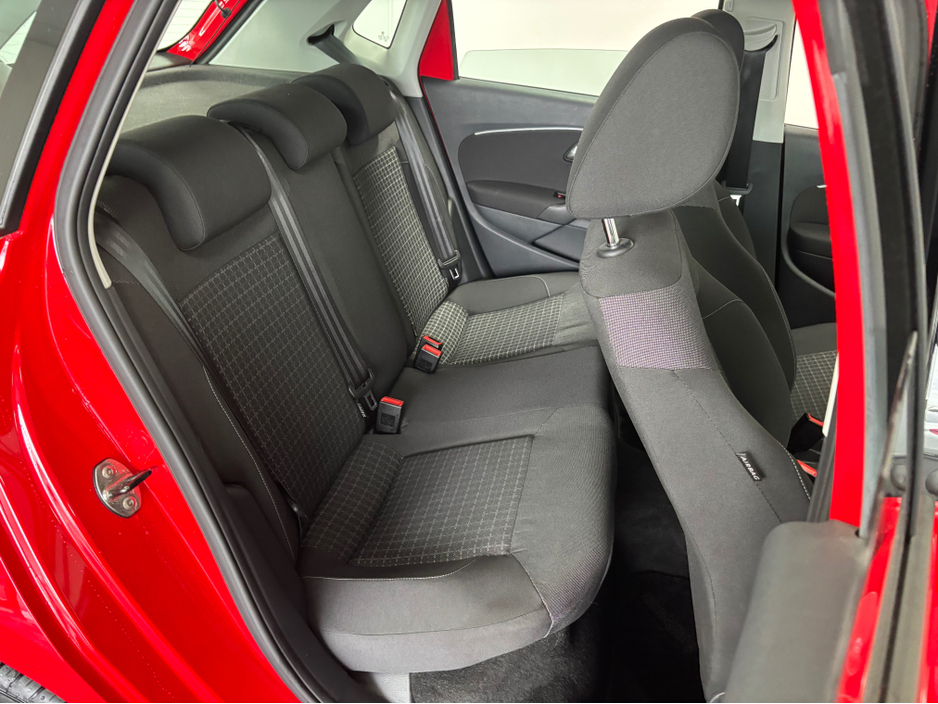 2014 Volkswagen Polo - image 10