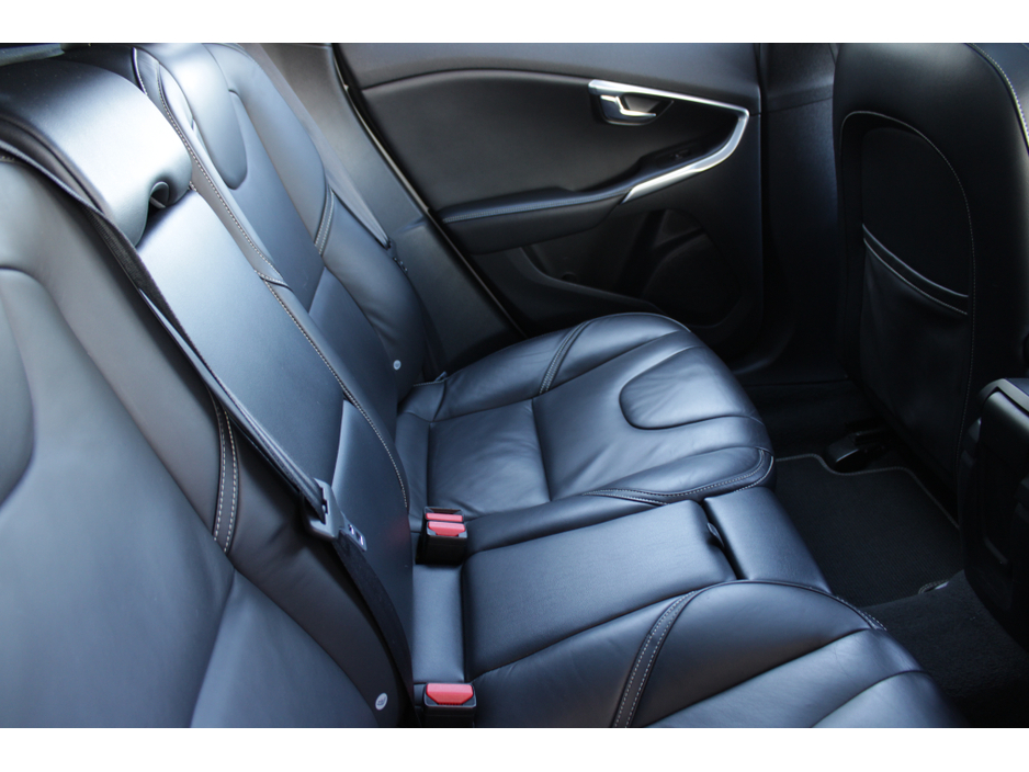 2016 Volvo V40 - image 17