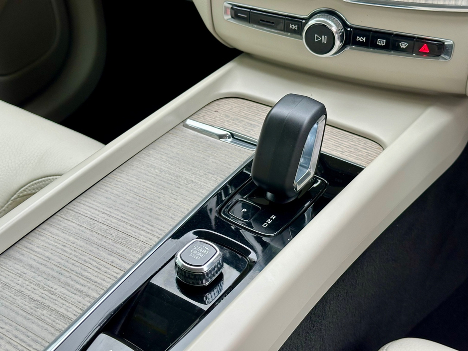 2022 Volvo XC60 - image 13