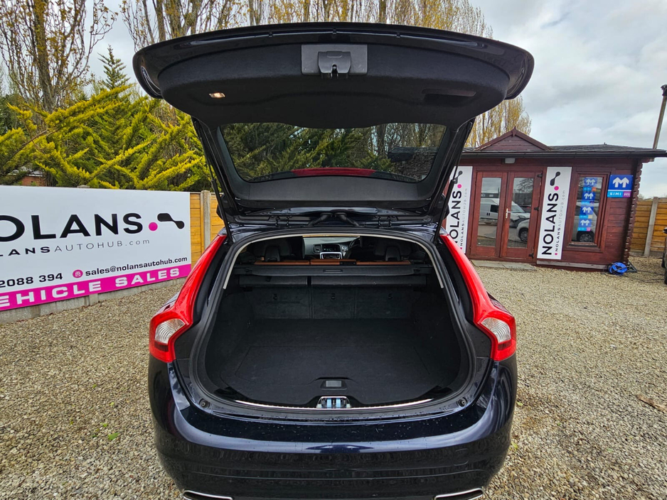2016 Volvo V60 - image 17