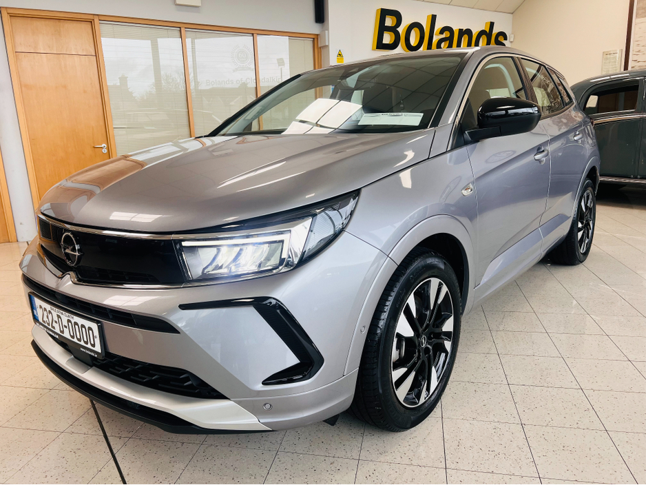 2023 Opel Grandland OPEL EDITION Plug In Hybrid As New Only 8000 Kms Huge Spec Now On Sale www.bolands.ie Est.1955 €28,950
