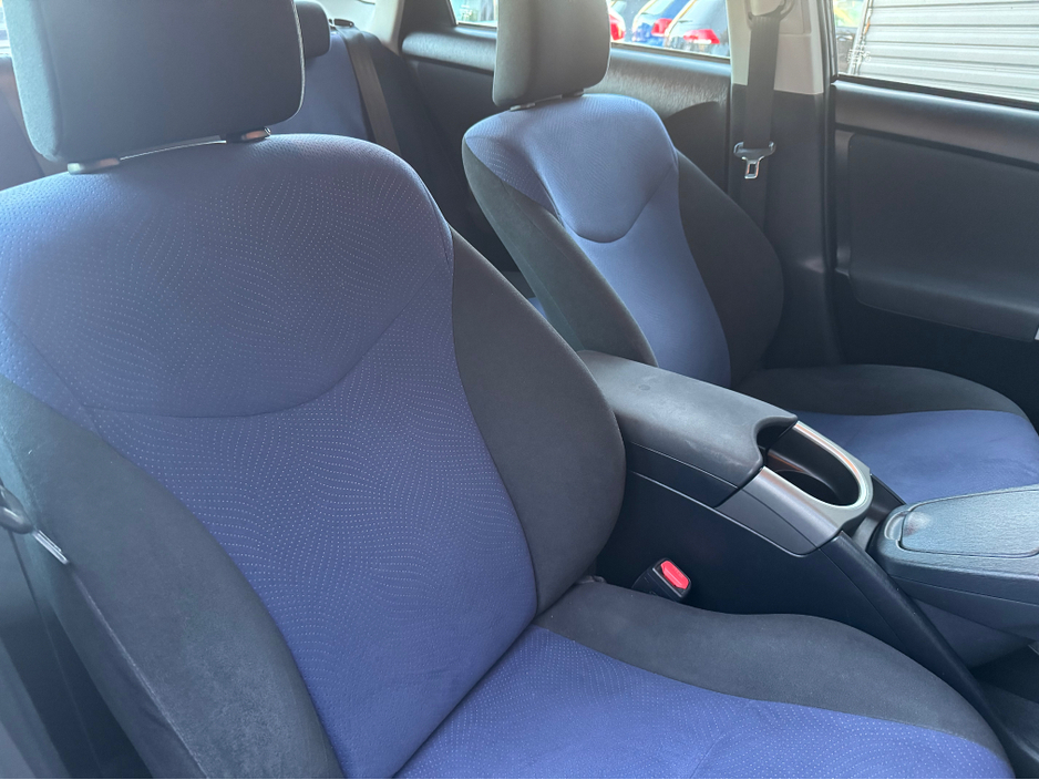 2014 Toyota Prius - image 8