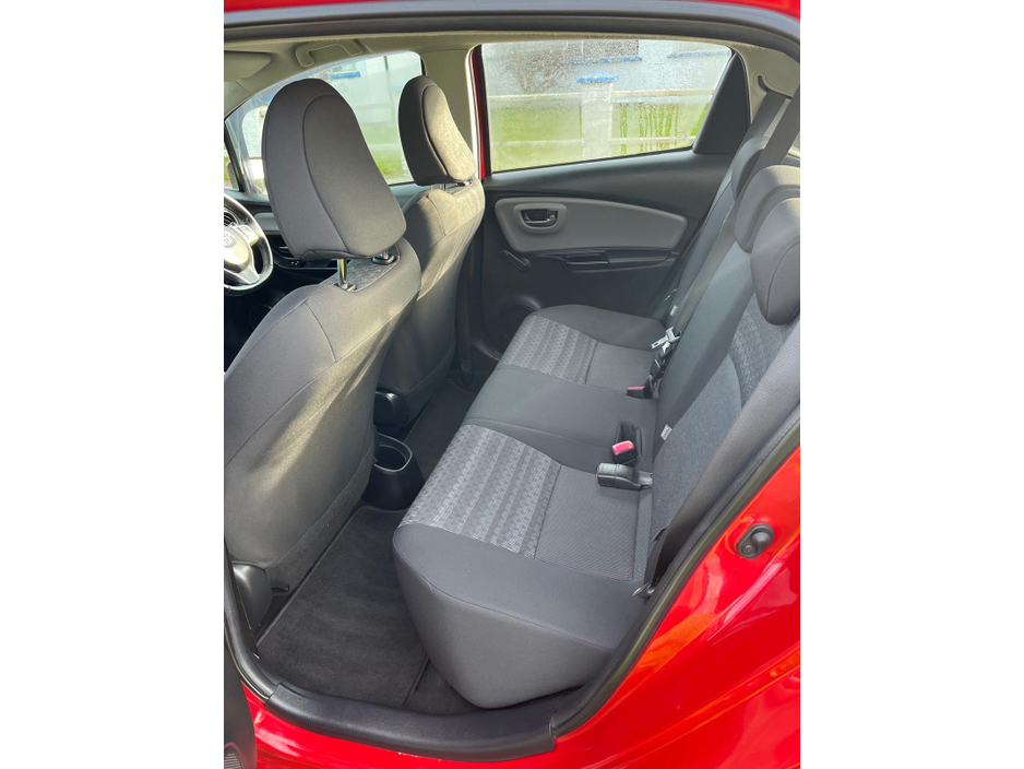2016 Toyota Yaris - image 11