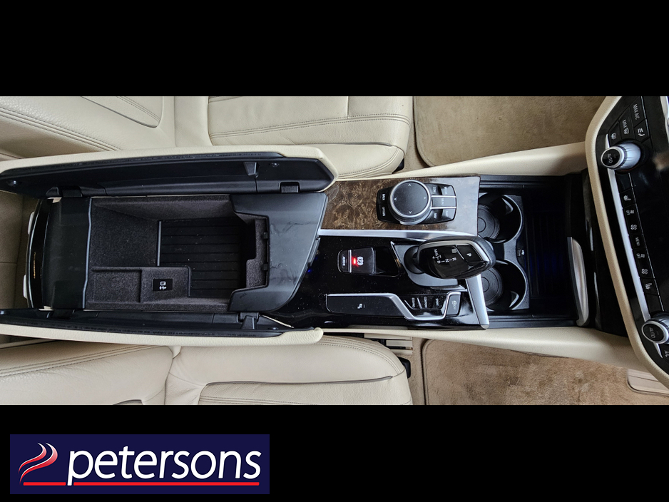 2020 BMW 5 Series - image 20