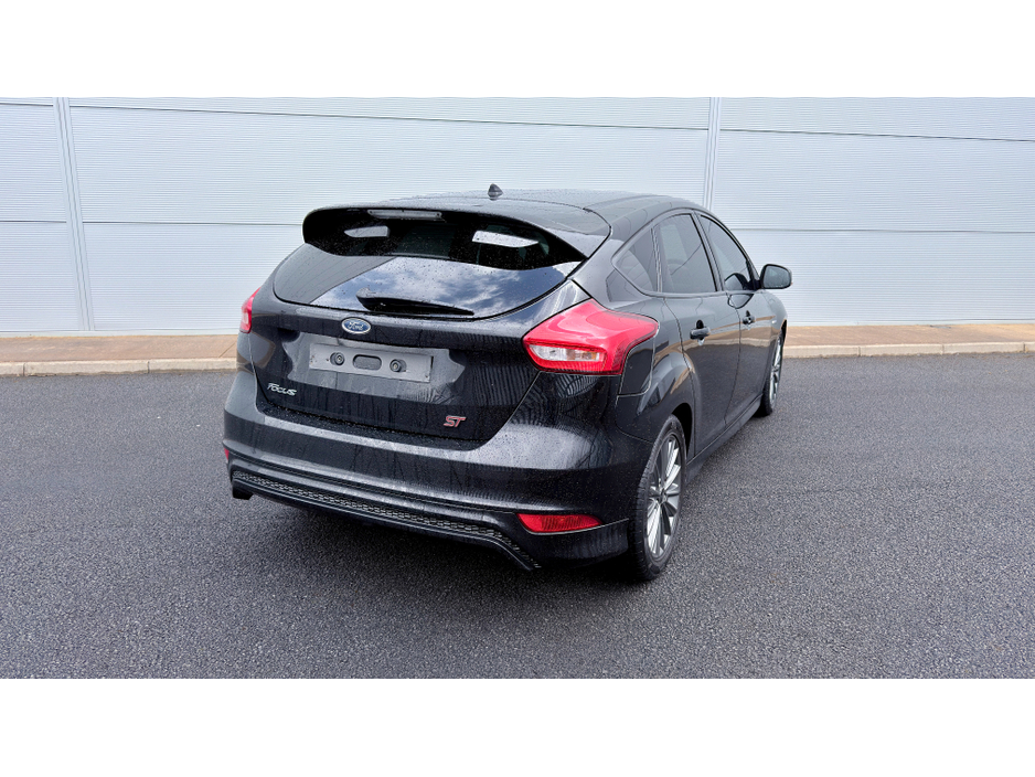 2017 Ford Focus - image 23