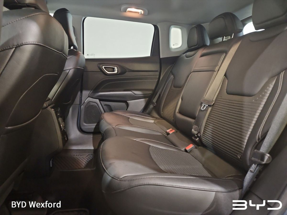 2023 Jeep Compass - image 9
