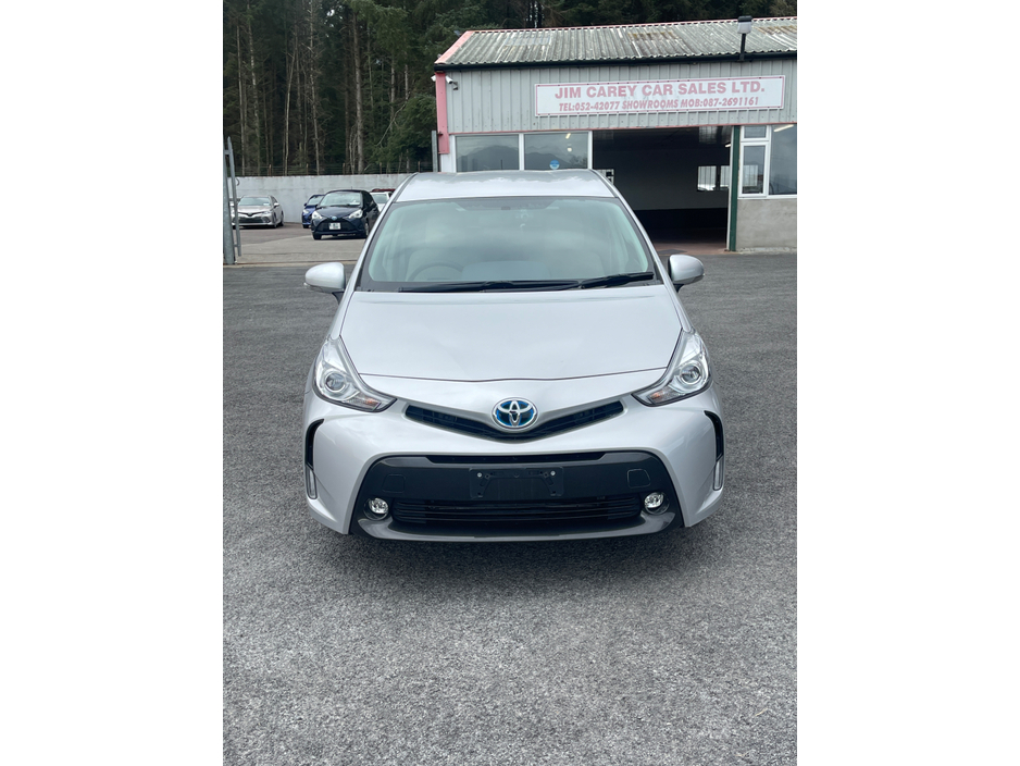 2015 Toyota Prius Alpha - image 2