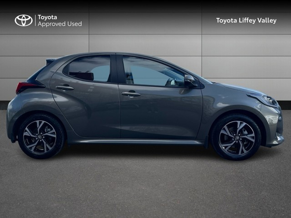 2025 Toyota Yaris - image 3