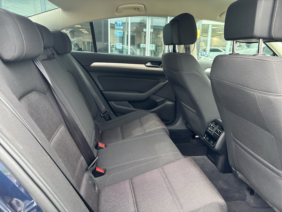2015 Volkswagen Passat - image 10