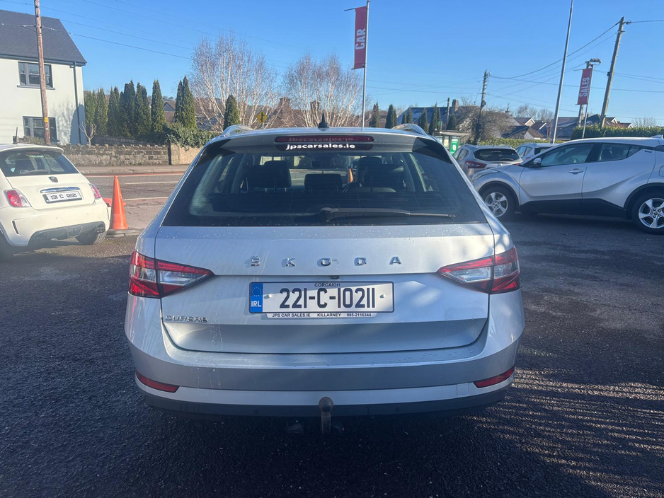 2022 Skoda Superb - image 8