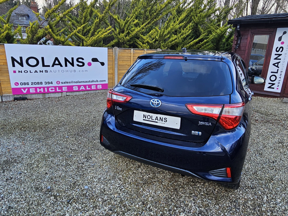 2017 Toyota Vitz - image 9