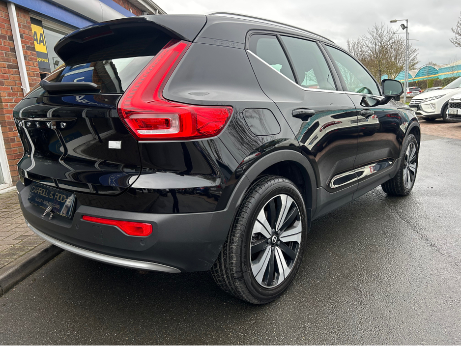 2023 Volvo XC40 - image 3