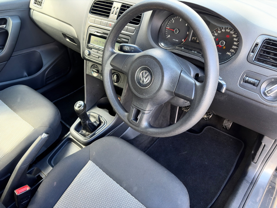 2010 Volkswagen Polo - image 9
