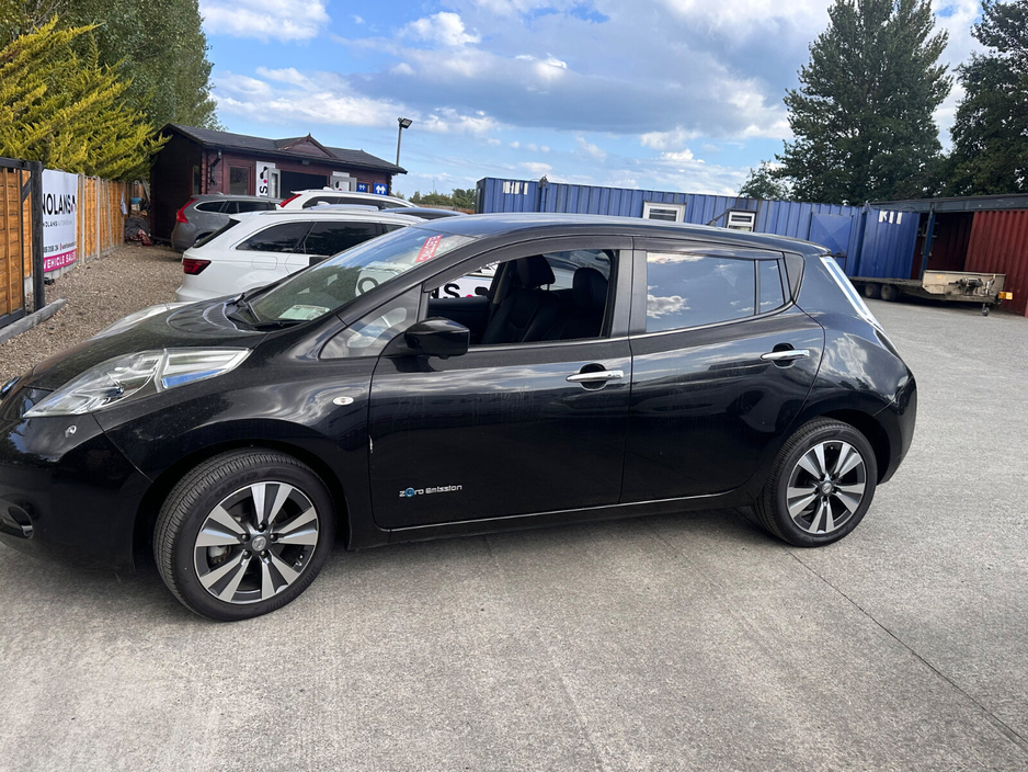 2017 Nissan Leaf - image 4