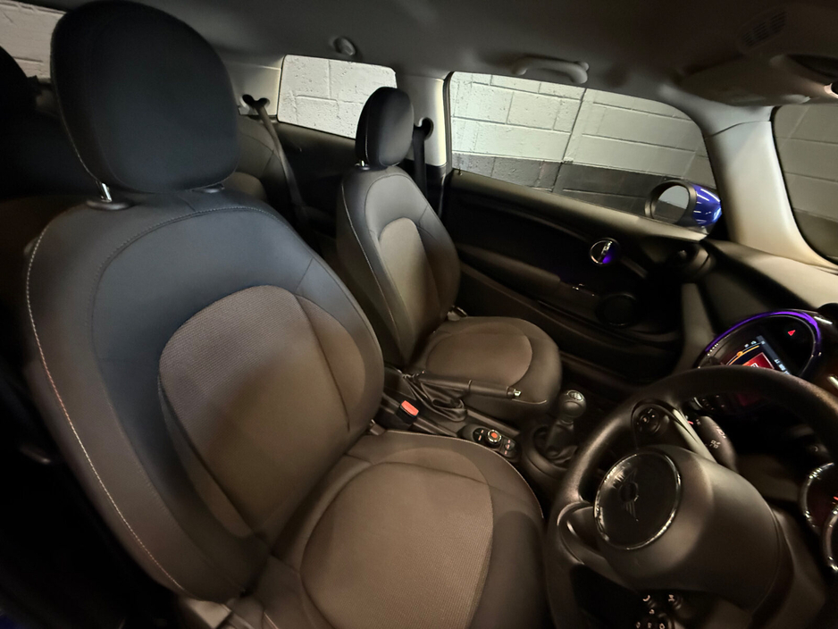 2020 MINI Hatch  €17,900