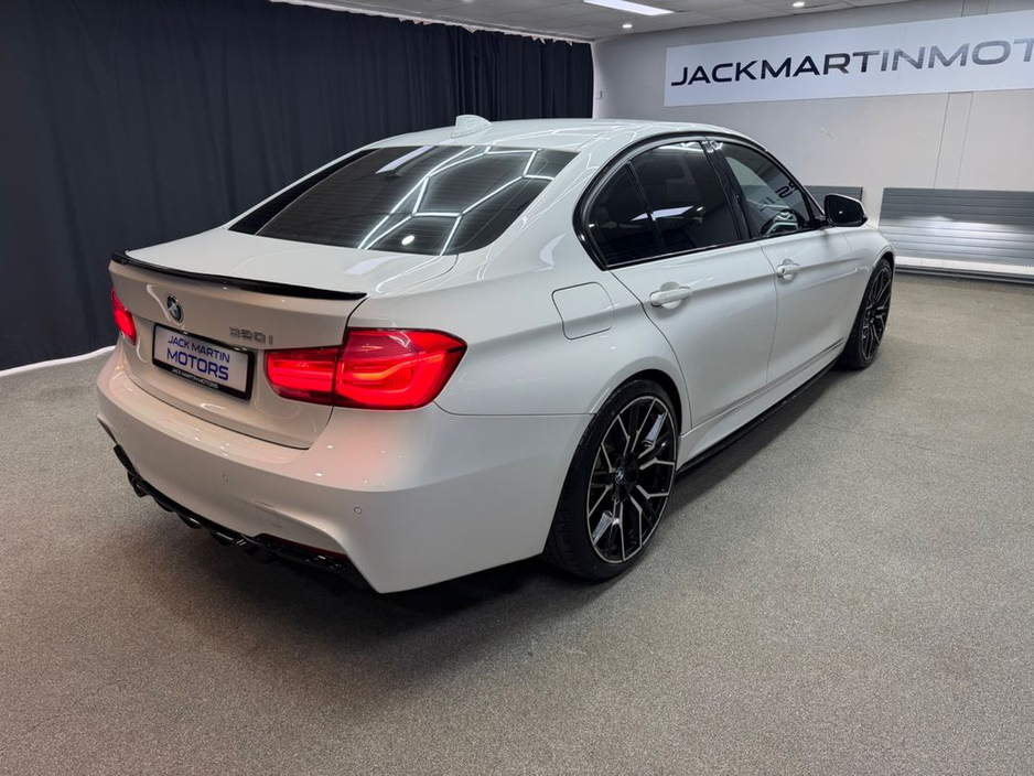 2017 BMW 3 Series - image 13