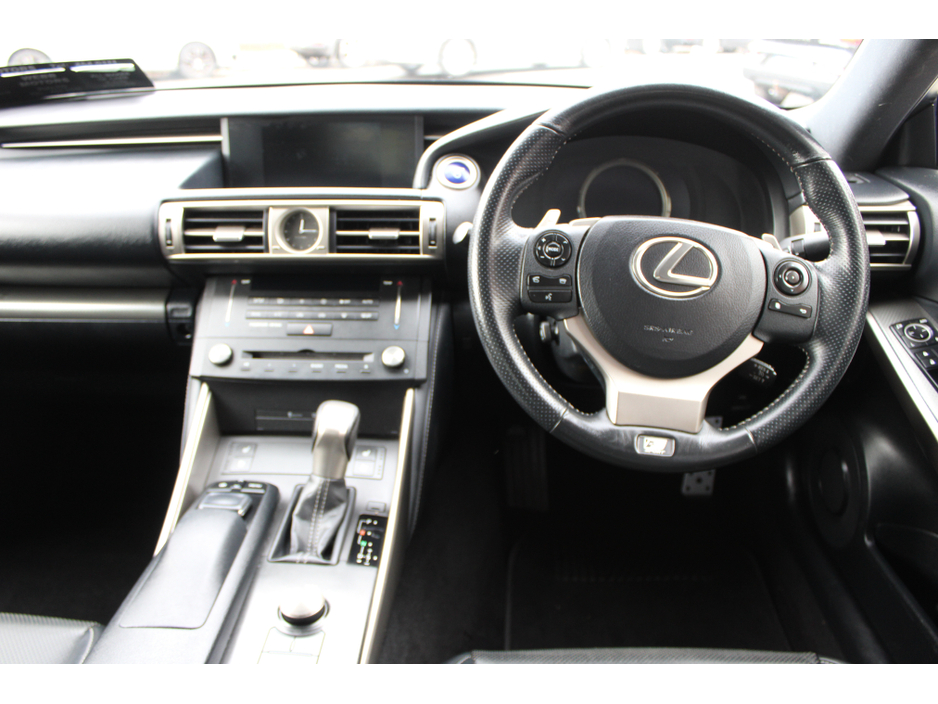 2015 Lexus IS 300 h - image 10