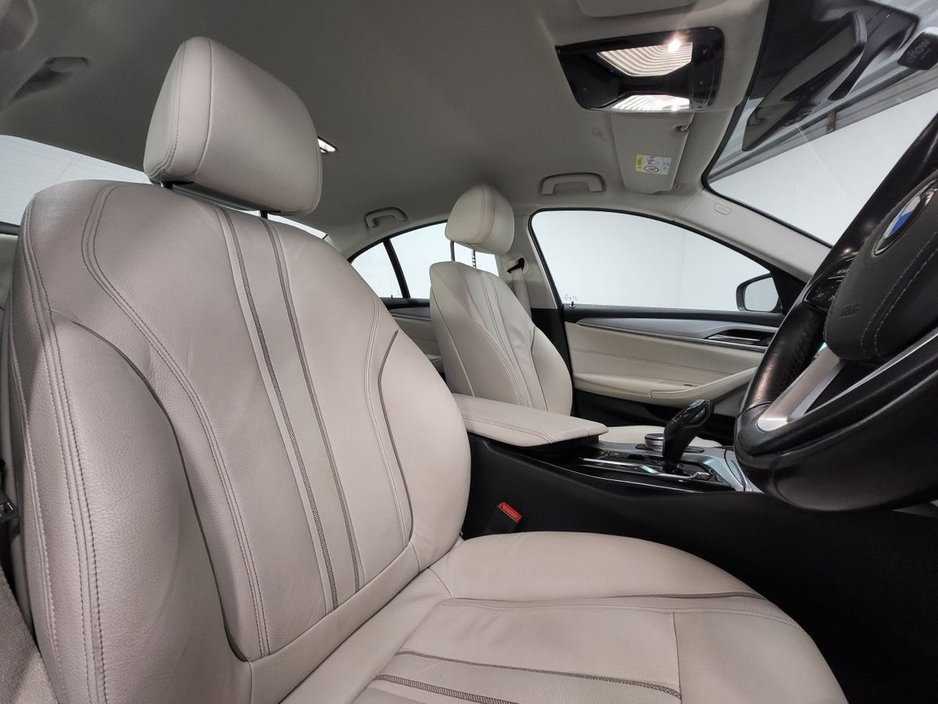 2021 BMW 5 Series - image 12