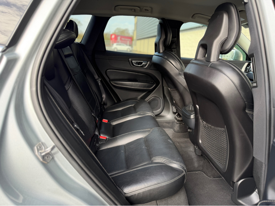 2018 Volvo XC60 - image 13