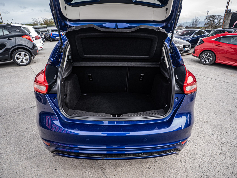 2015 Ford Focus - image 24