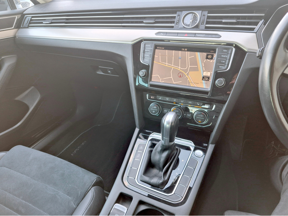 2016 Volkswagen Passat - image 2