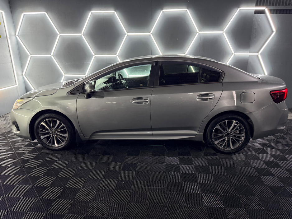 2015 Toyota Avensis - image 14