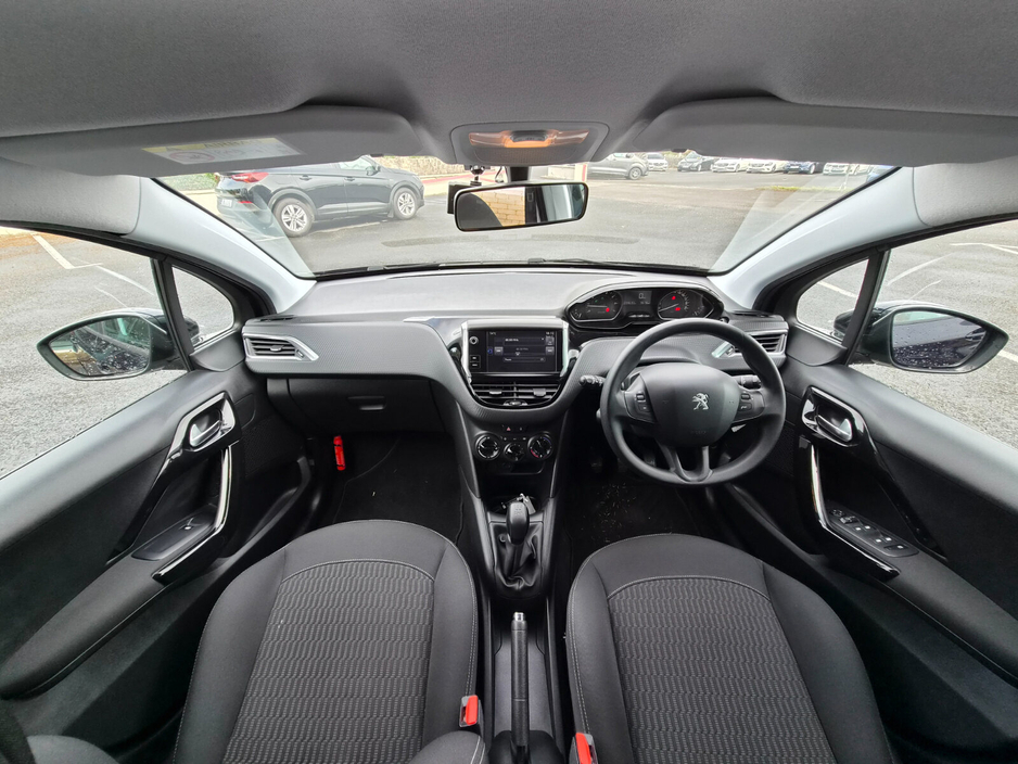 2017 Peugeot 208 - image 9