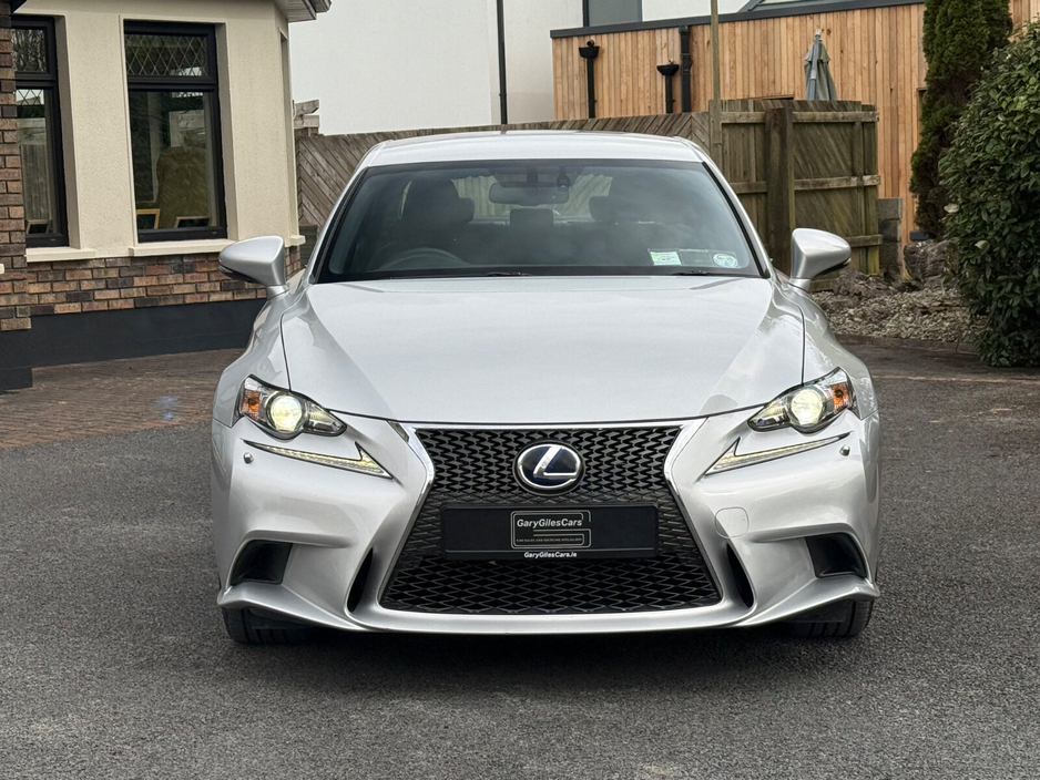 2015 Lexus IS 300 h - image 2